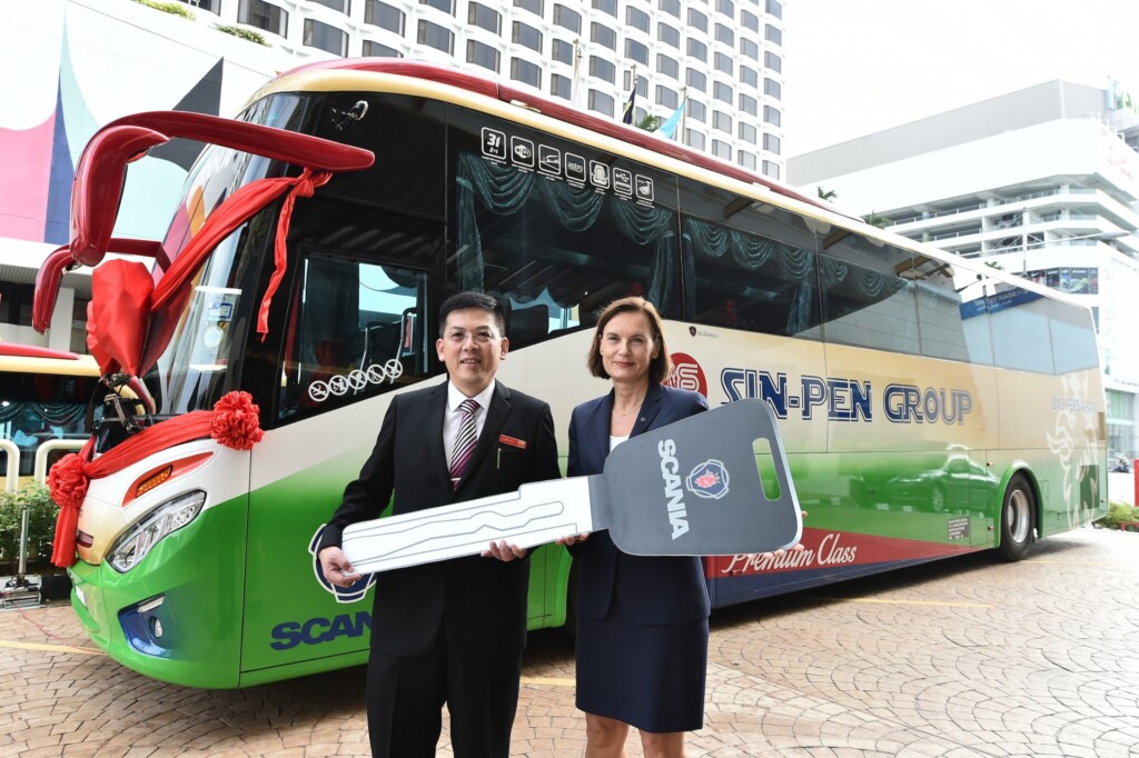 1_Scania Southeast Asia MD handing over the Scania buses to Sin-Pen Executive Director