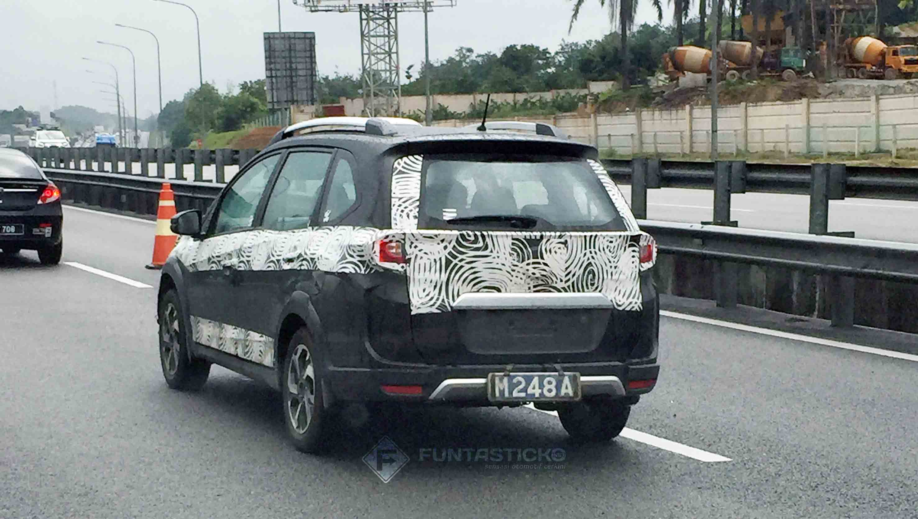 2017_Honda_BR-V_Spied_1