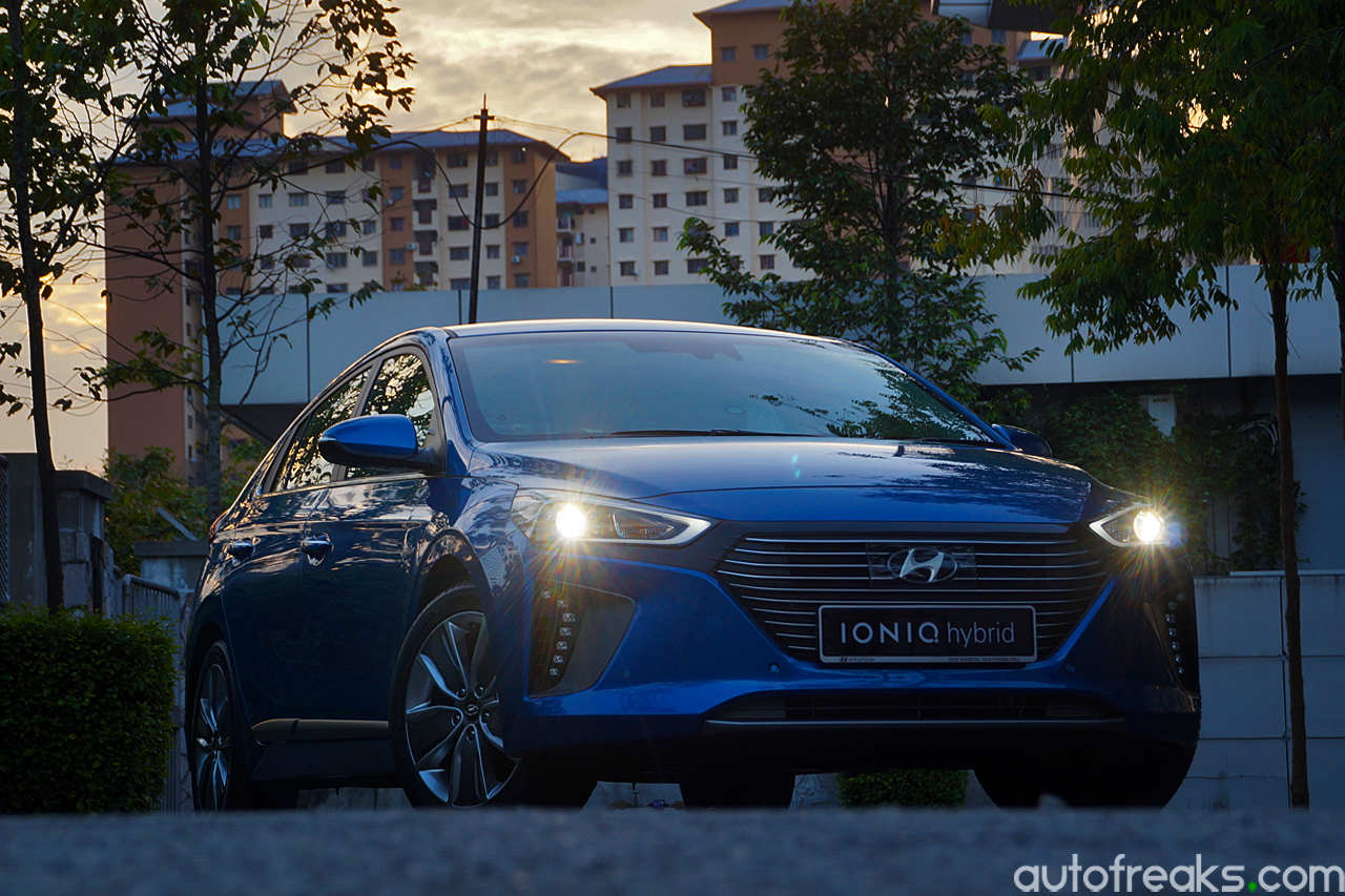 2017_Hyundai_Ioniq_Review (12)