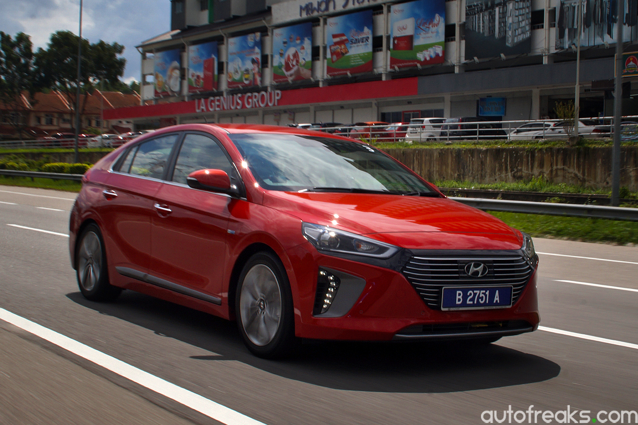 2017_Hyundai_Ioniq_Review (17)