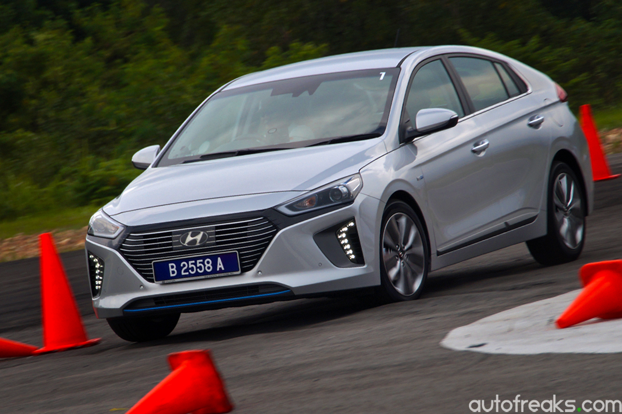 2017_Hyundai_Ioniq_Review (18)