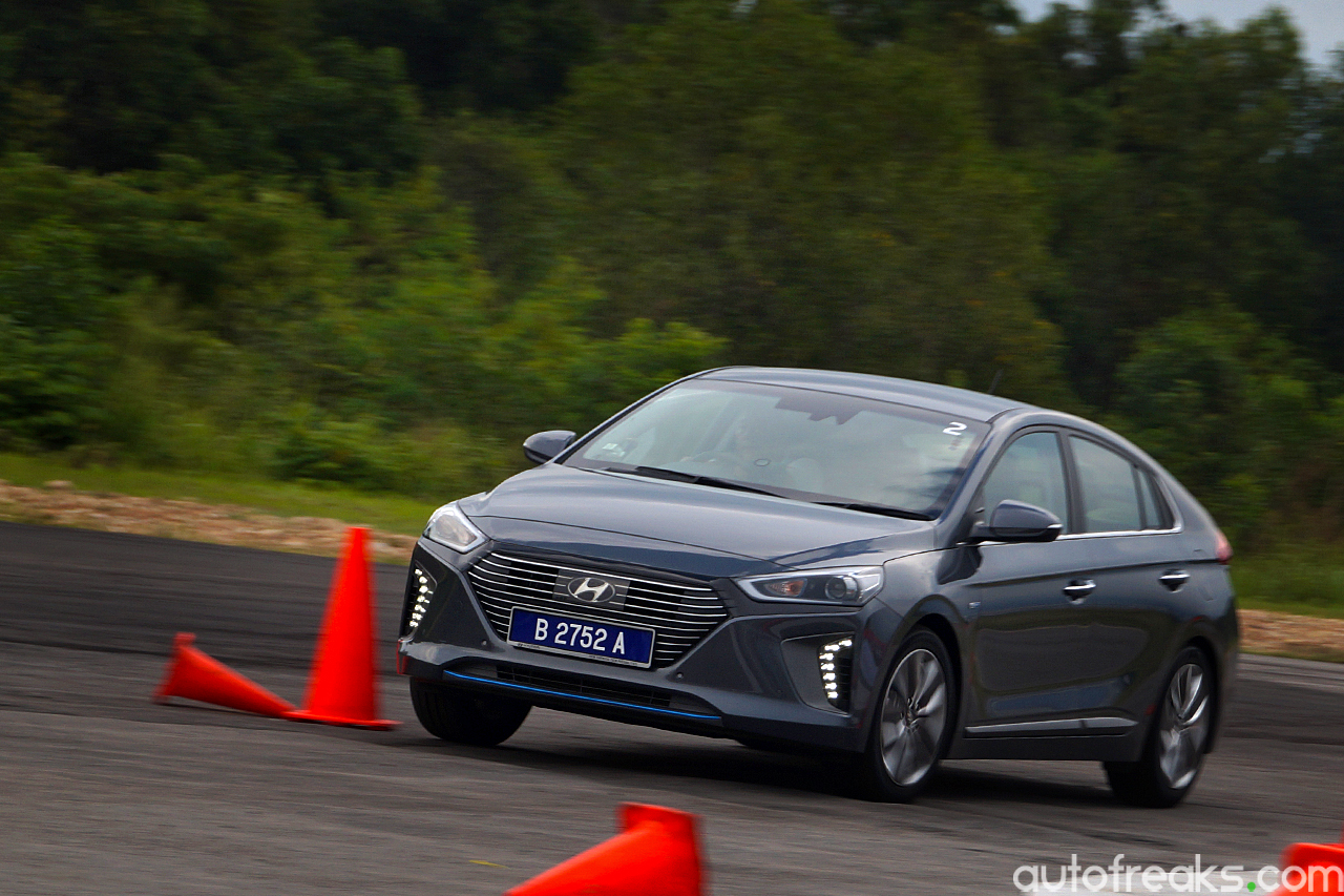 2017_Hyundai_Ioniq_Review (21)