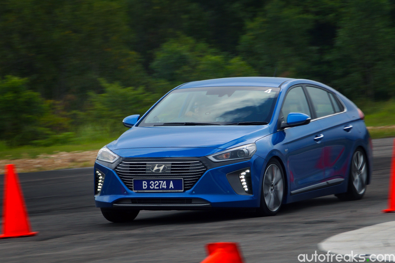 2017_Hyundai_Ioniq_Review (22)