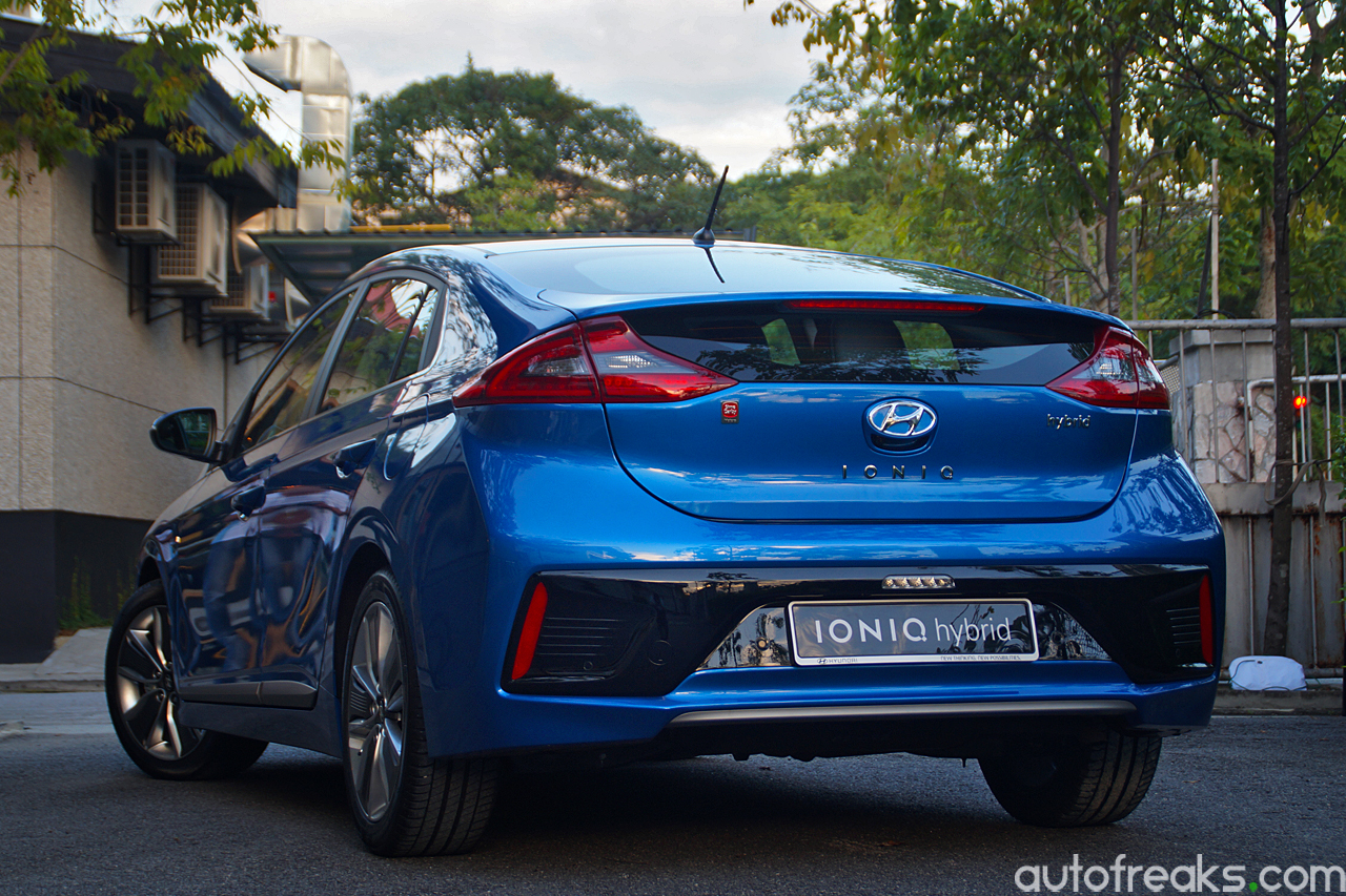 2017_Hyundai_Ioniq_Review (6)