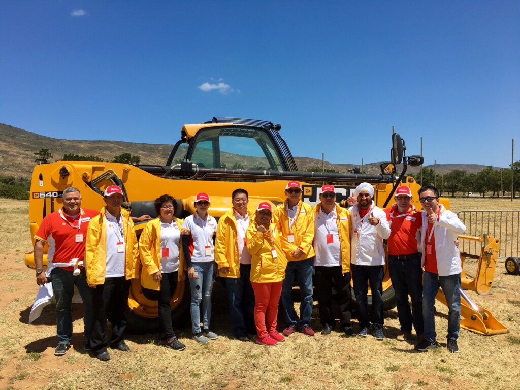 Shell Rimula Brand Manager Damon Chan (R) with the Malaysian contingent ...