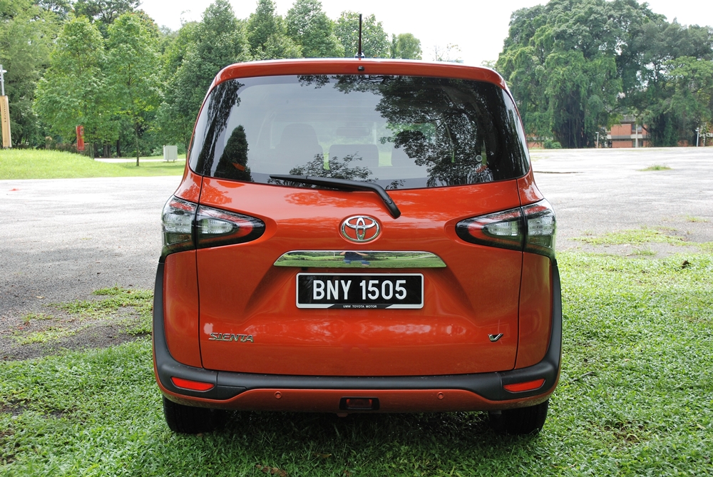 Toyota Sienta 1.5V - 10