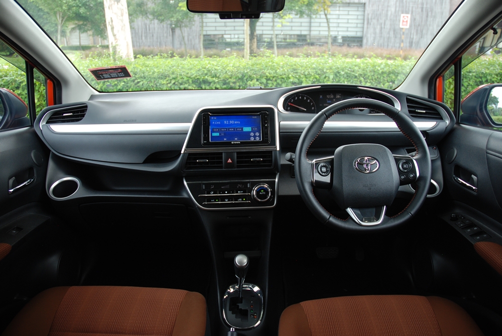 Toyota Sienta 1.5V - 24