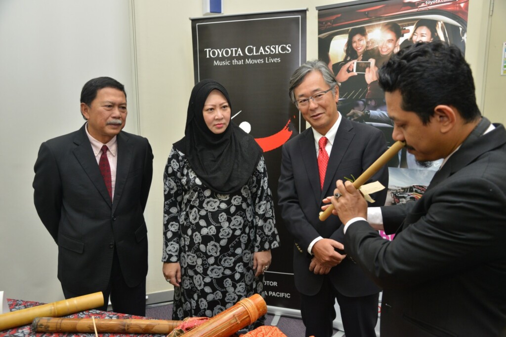 UiTM Faculty of Music demonstrating the bamboo musical instrument to UMW Toyota Motor top management