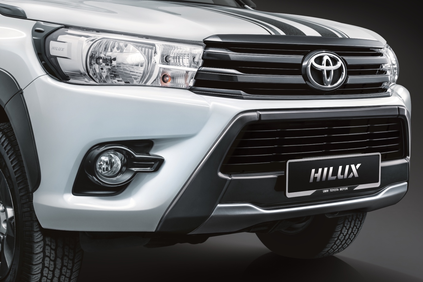Hilux LE Grill