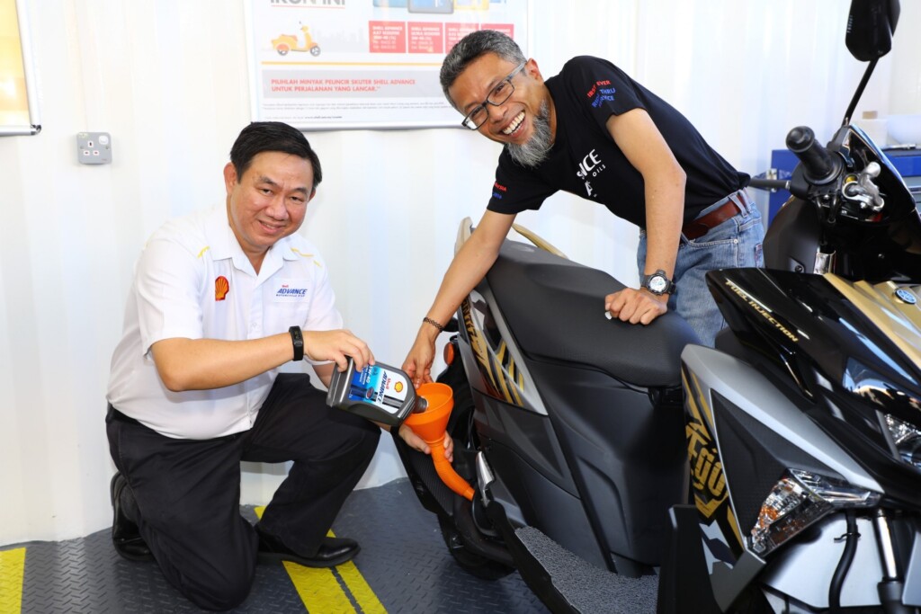 Shell Lubricants GM Leslie Ng and Shell Msia MD Shairan Huzani Husain pe...