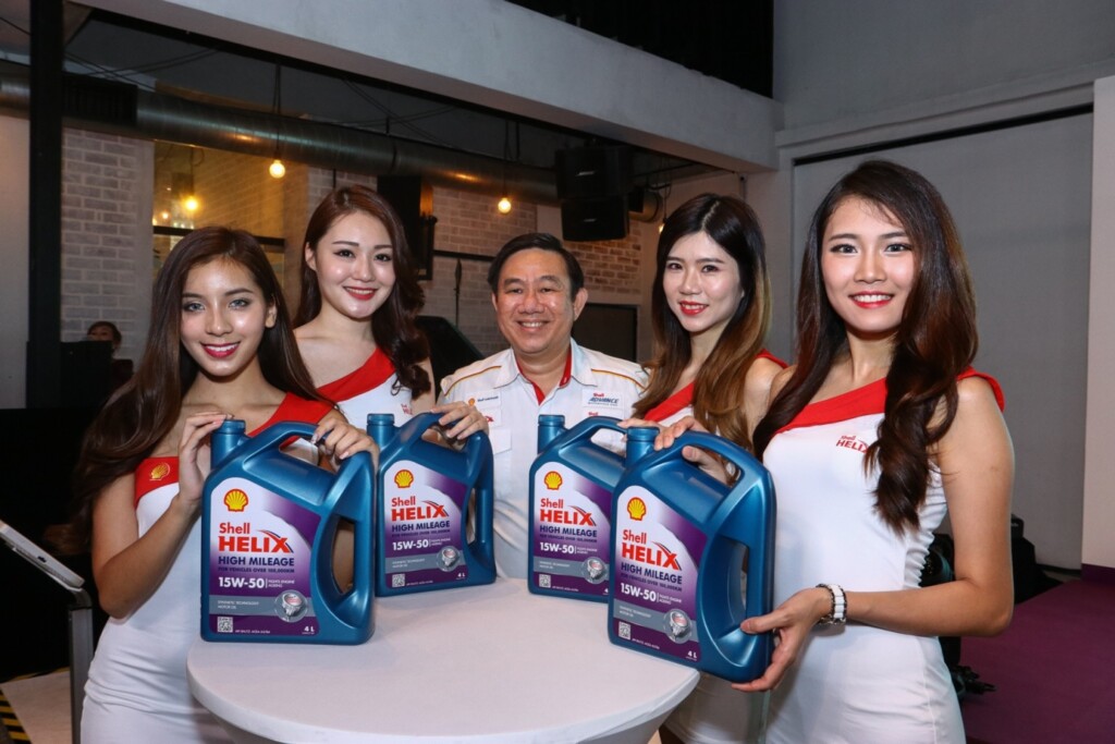 Shell Lubricants GM Leslie Ng with Brand Ambassadors and the new oil