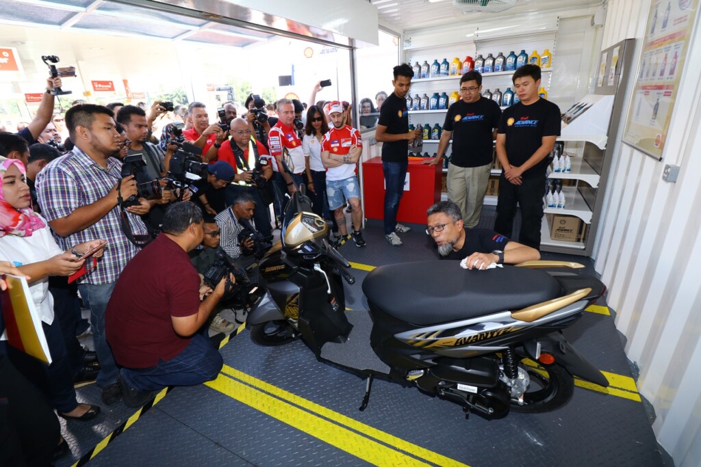 Shell Msia MD Shairan Huzani Husain performing an oil change to launch S...