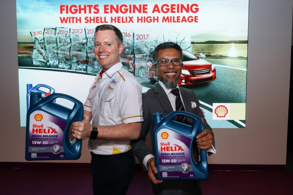 Troy Chapman (L) and Shell Msia MD Shairan Huzani Husain